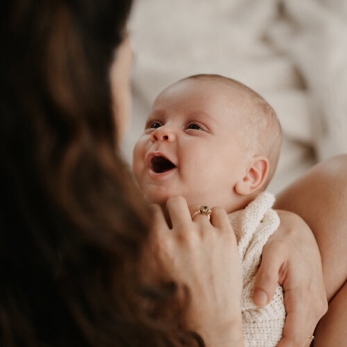 Newborn laughing Anna Kuipers Fotografie