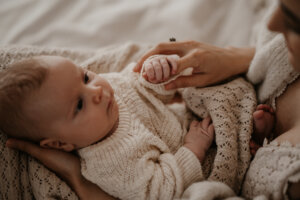 Newborn & mother Anna Kuipers Fotografie bij mama hand vasthouden